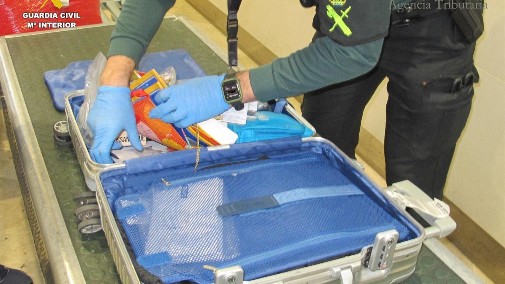 Imágenes de la maleta del detenido. Guardia Civil