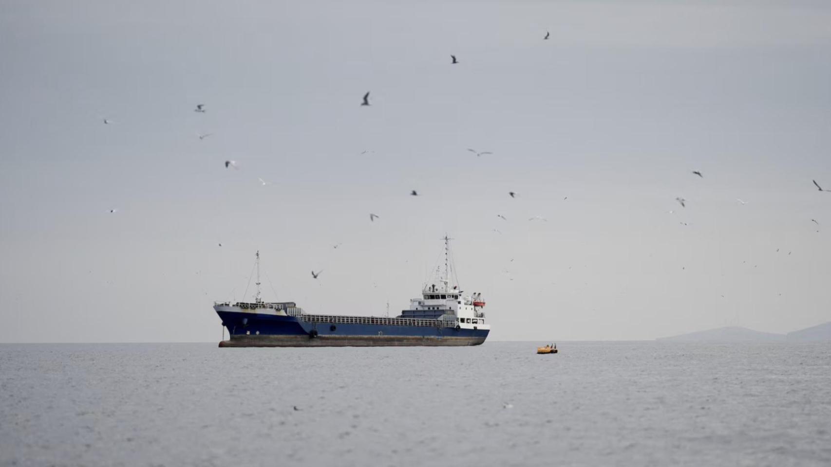 Un buque en el estrecho de Ormuz, frente a la costa de la provincia de Musandam, en Omán, el 12 de abril de 2026.