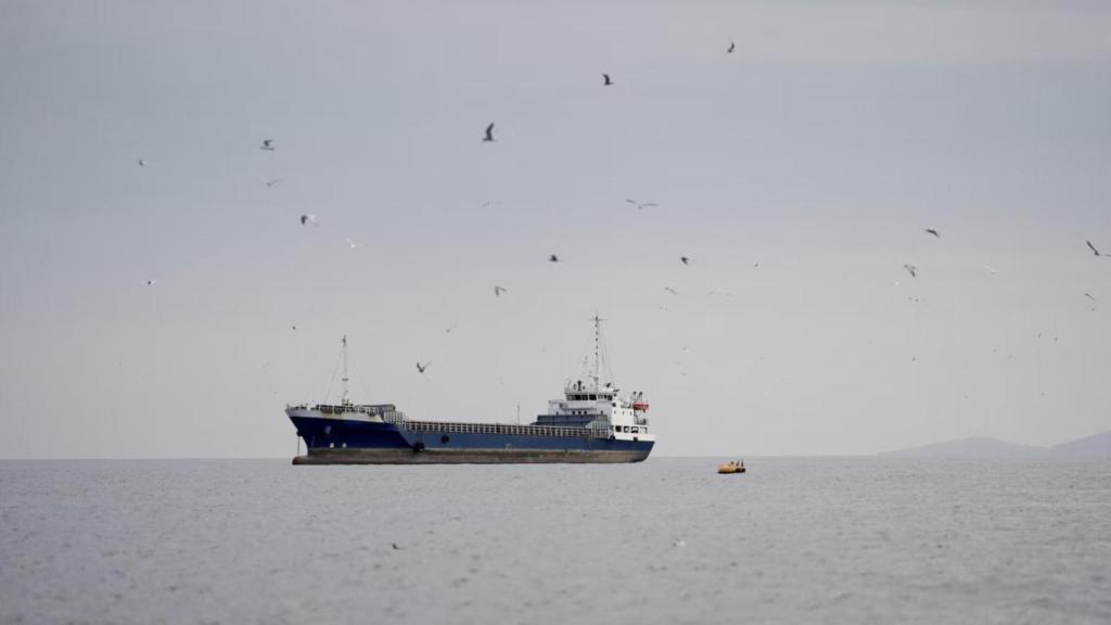 Un buque en el estrecho de Ormuz, frente a la costa de la provincia de Musandam, en Omán, el 12 de abril de 2026.