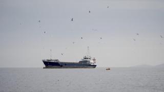 Un buque en el estrecho de Ormuz, frente a la costa de la provincia de Musandam, en Omán, el 12 de abril de 2026.