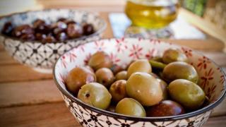 Unas aceitunas rellenas.