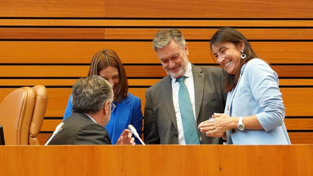 El vicepresidente primero de las Cortes en funciones, Francisco Vázquez, con sus compañeros de la Mesa de la Cámara en un pleno de la XI Legislatura
