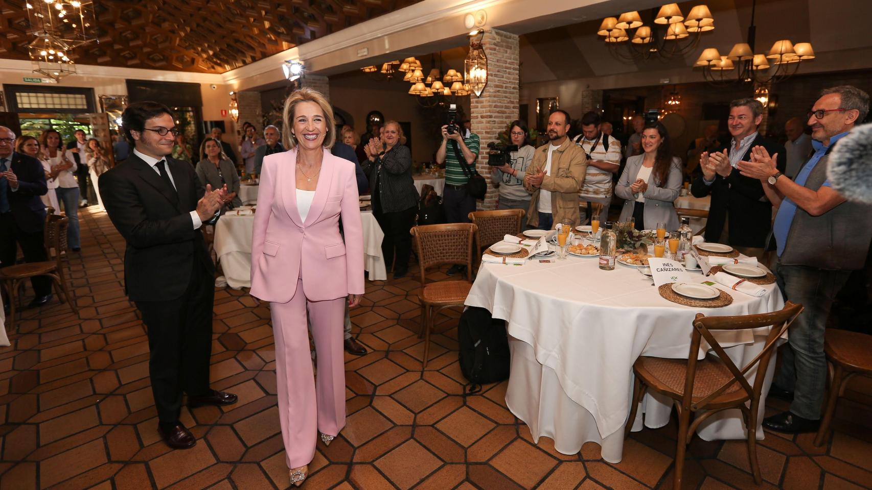 Inés Cañizares,, aplaudida por el diputado nacional de Vox, José María Figaredo, en un acto de campaña en 2023.