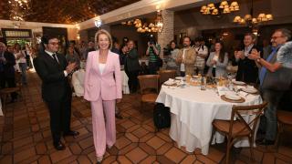 Inés Cañizares,, aplaudida por el diputado nacional de Vox, José María Figaredo, en un acto de campaña en 2023. 