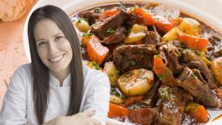 Celia junto a un guiso de carne.