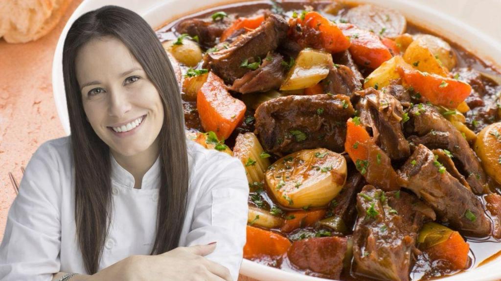 Celia junto a un guiso de carne.