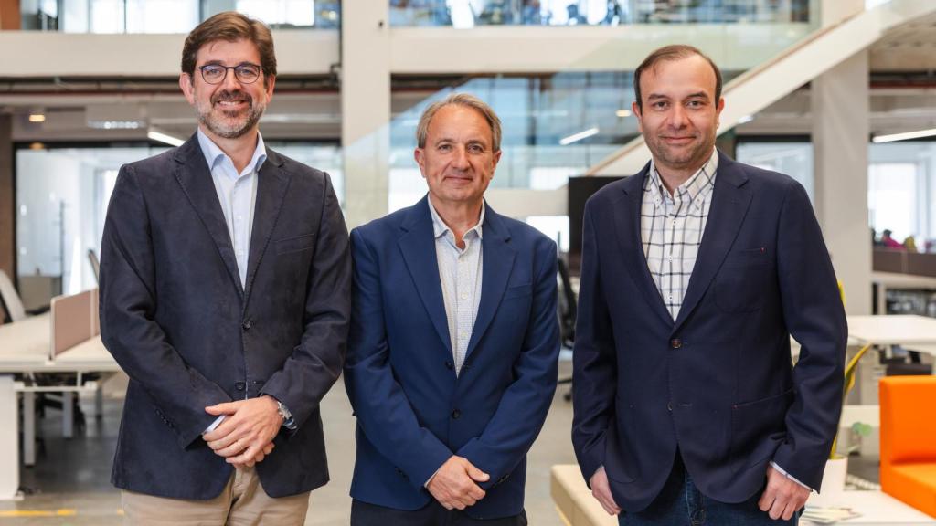 De izquierda a derecha: Raúl Peris, COO de Fracttal; Eloy Ortega, fundador de Tcman y Christian Struve, CEO y cofundador de Fracttal.