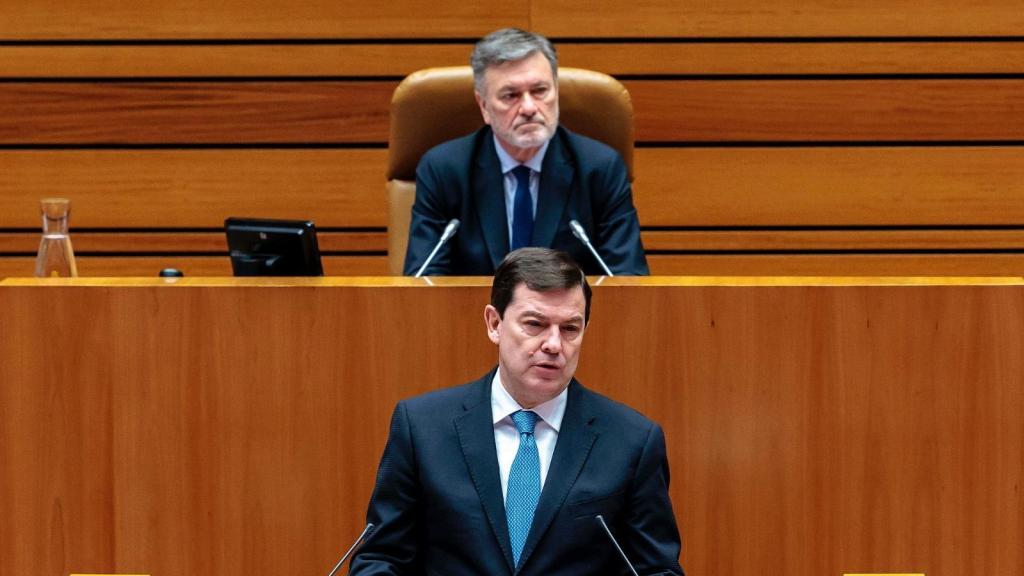 El vicepresidente segundo de las Cortes, Francisco Vázquez, junto al presidente de la Junta en funciones, Alfonso Fernández Mañueco, en un pleno de la Cámara