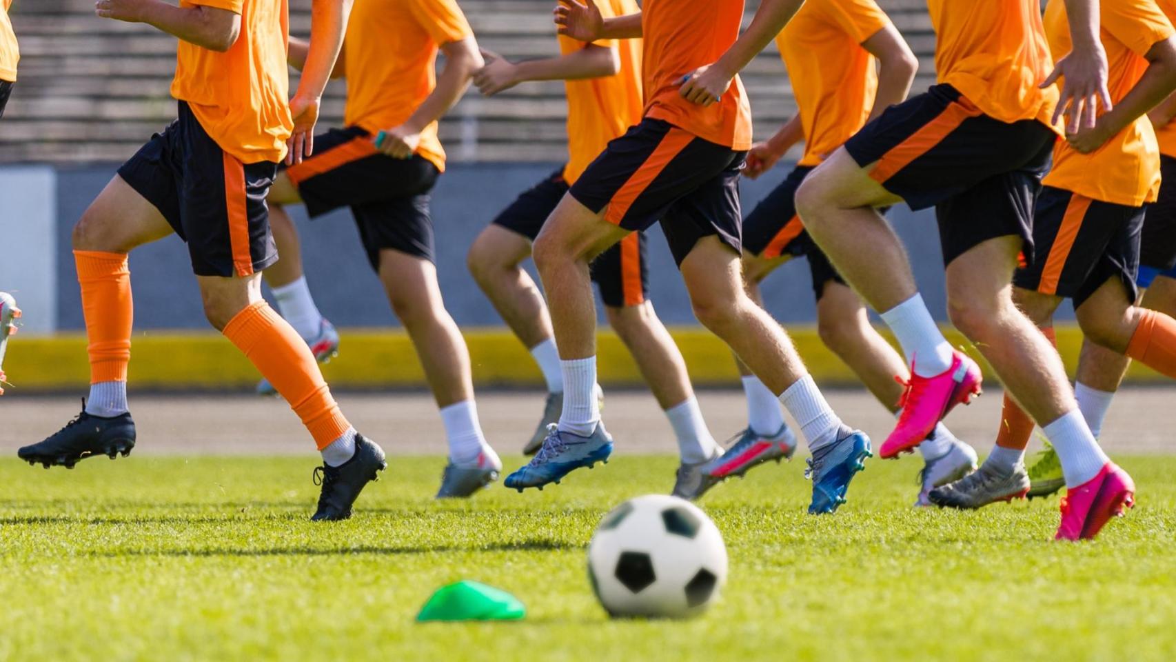 Jóvenes en un entrenamiento de fútbol