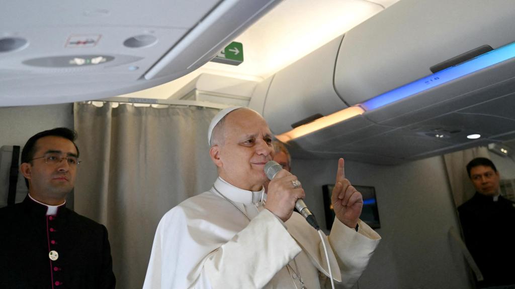 León XIV en el avión papal dirigiéndose a los periodistas.