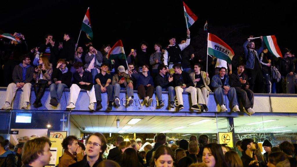 Hundreds of young people celebrate TISZA's victory in Budapest.
