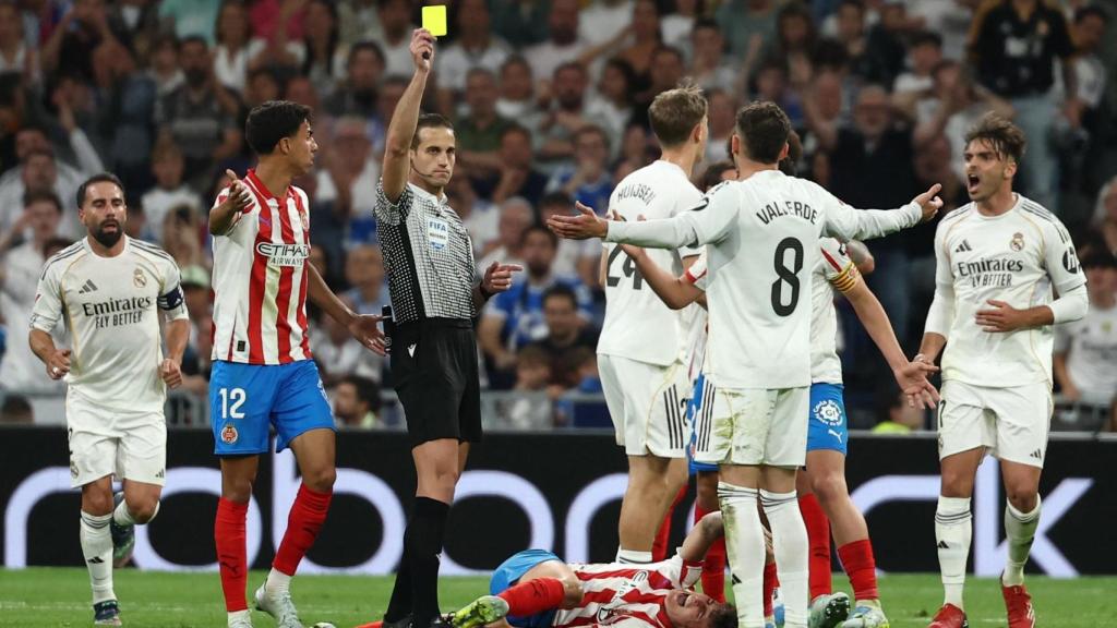 Valverde recibiendo amarilla en el Real Madrid - Girona.