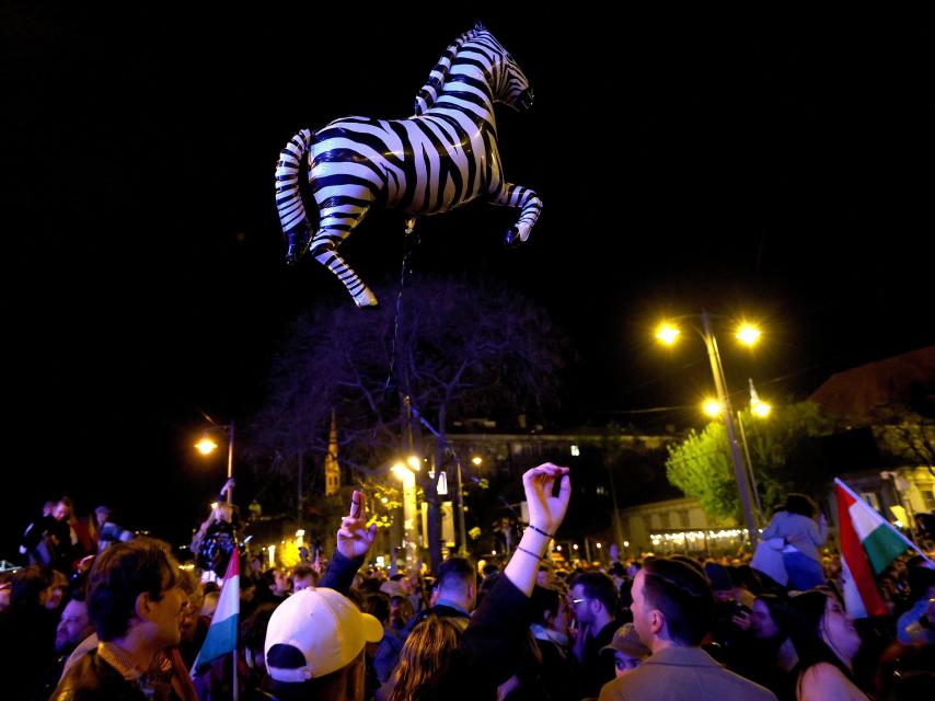 Young people celebrate the triumph of Magyar that marks the fall of Orbán after 16 years.