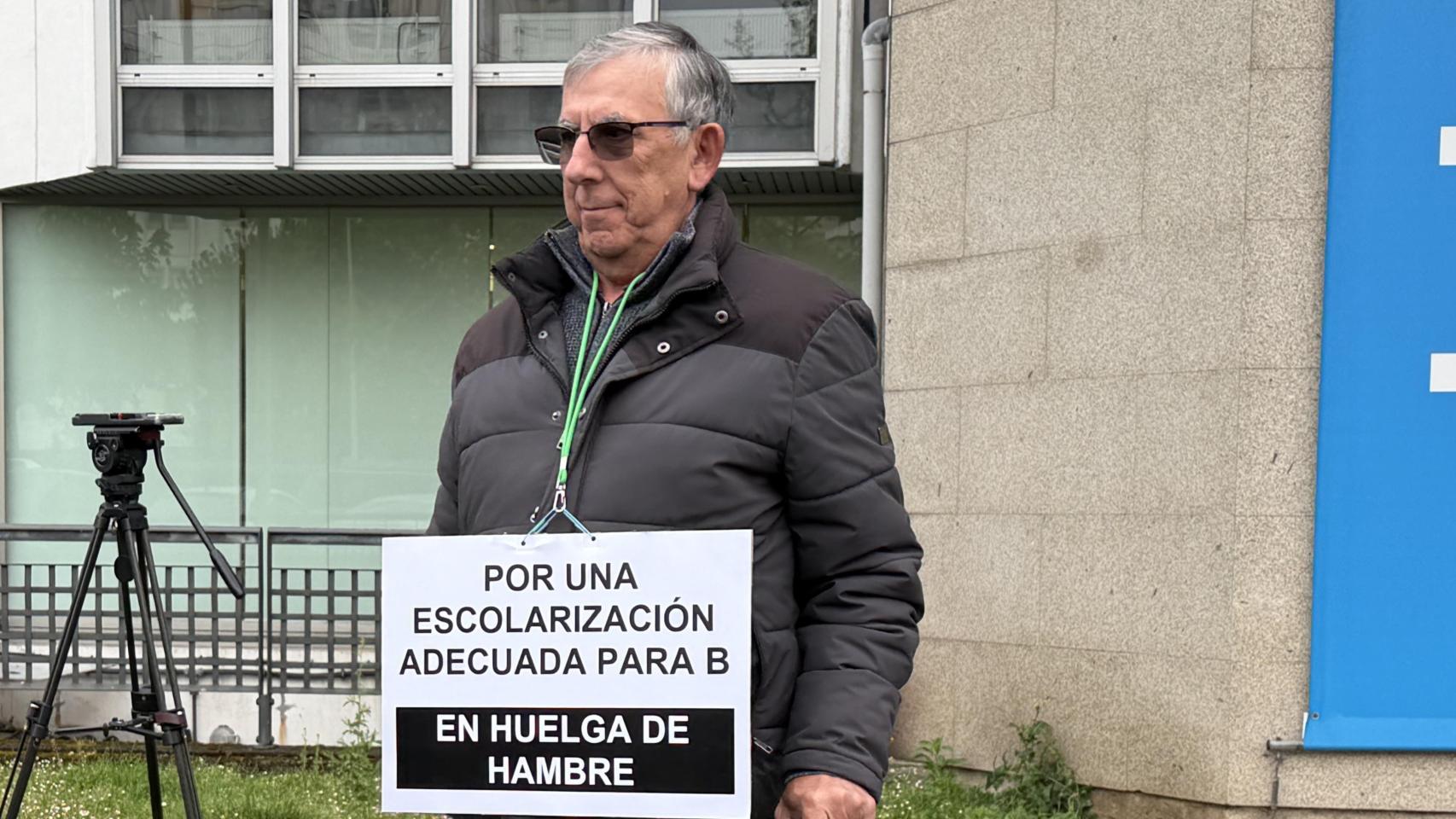Uno de los familiares esperando a que finalizase la reunión.