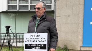 Uno de los familiares esperando a que finalizase la reunión.