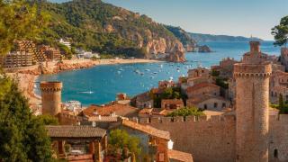 pueblo-mar-montana-mas-bonito-castillo-playas-aguas-cristalinas