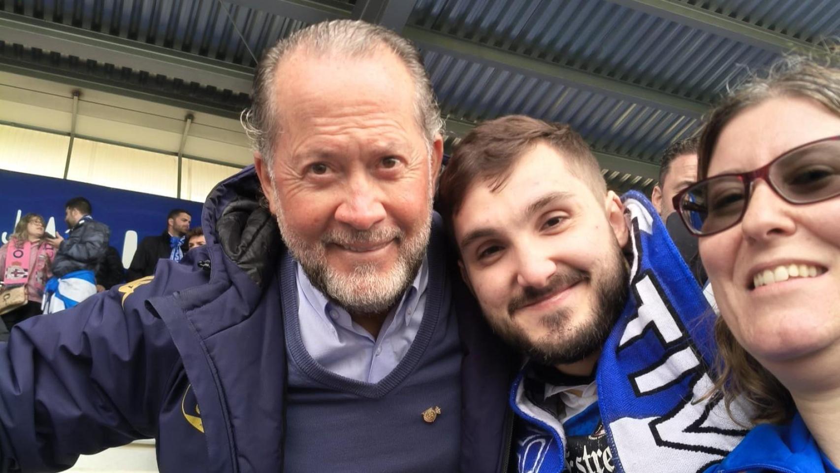 Juan Carlos Escotet en El Alcoraz con aficionados deportivistas.