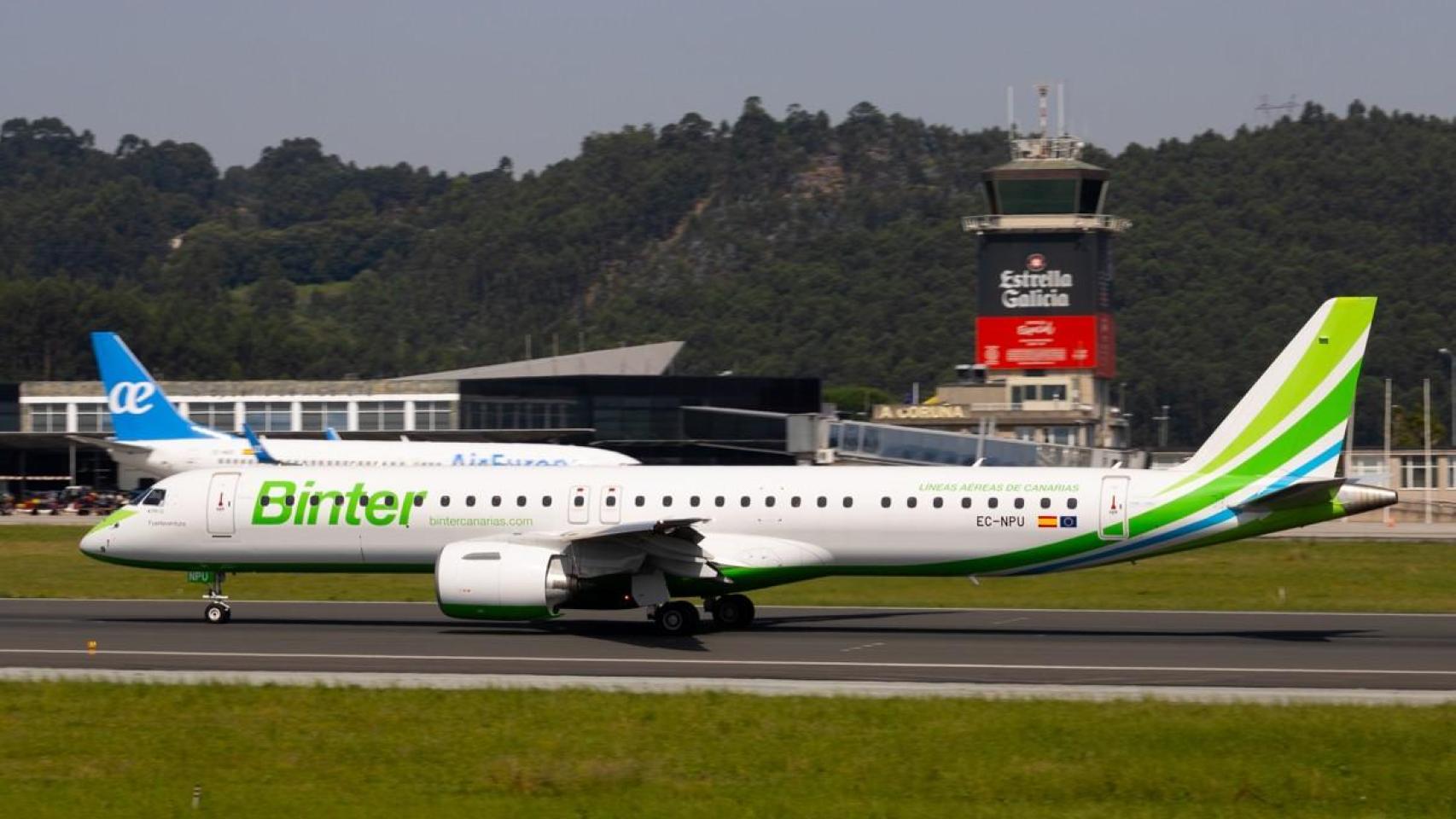 Dos aviones de Air Europa y Binter en el aeropuerto de A Coruña.