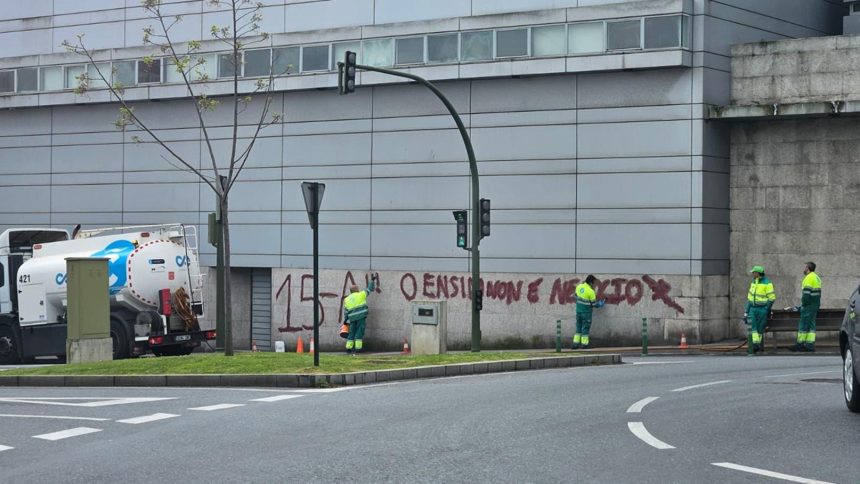 Imagen de la fachada vandalizada.