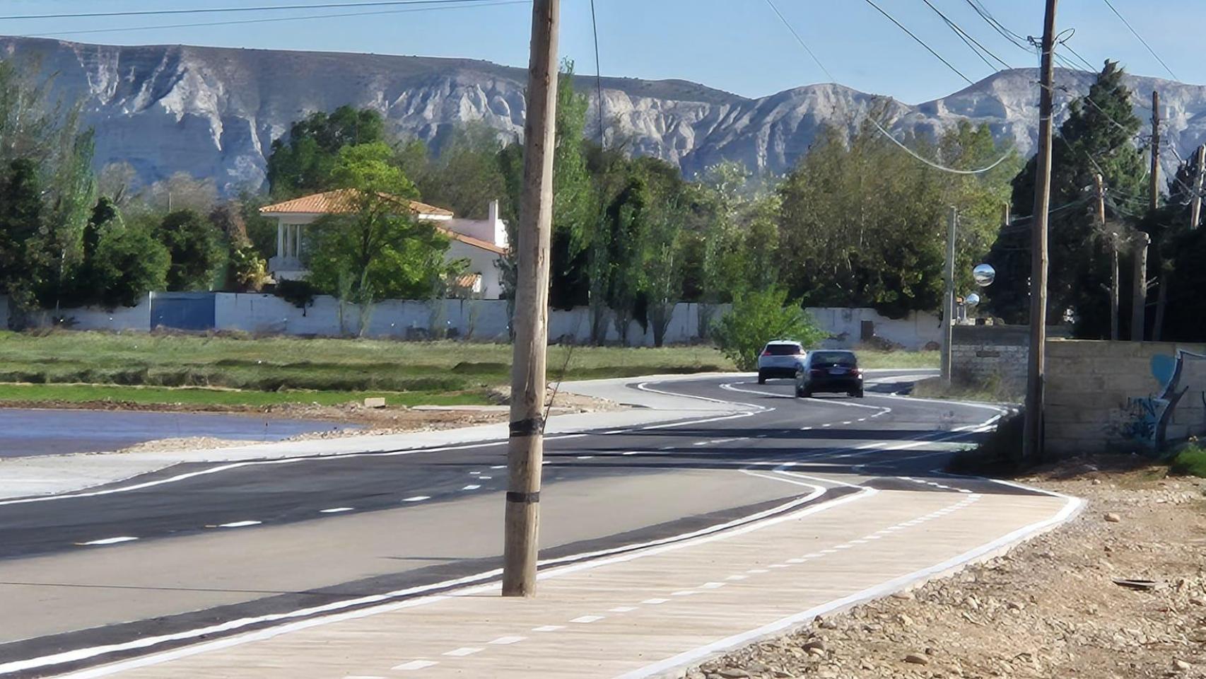 Uno de los postes eléctricos en el nuevo carril bici.