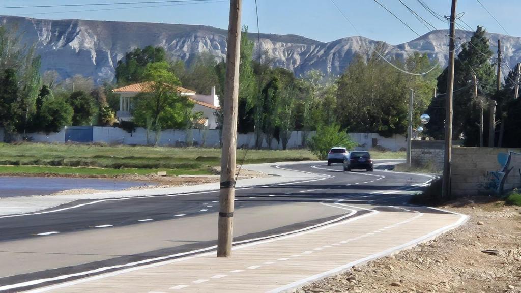 Uno de los postes eléctricos en el nuevo carril bici.