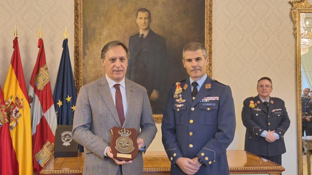 Detalle de los alumnos y académicos de la 77ª promoción de la Academia General del Aire y a la 34ª promoción de la Academia Básica del Aire al alcalde de Salamanca, Carlos García Carbayo.