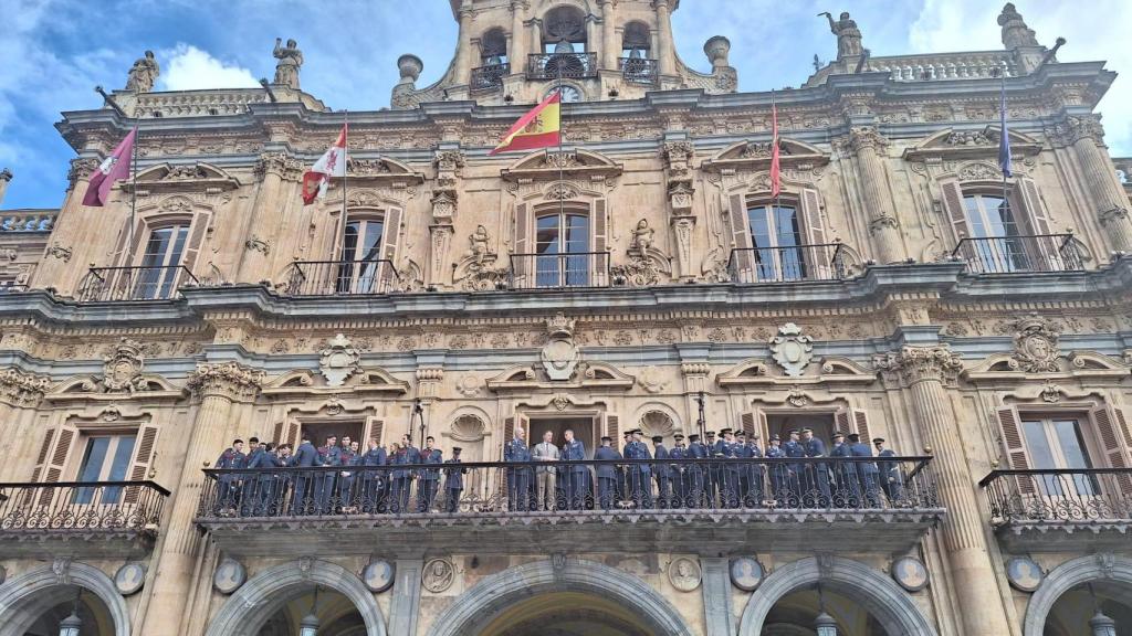 Los alumnos de la 77ª promoción de la Academia General del Aire y a la 34ª promoción de la Academia Básica del Aire en el balcón del Ayuntamiento de Salamanca con su coronel y el alcalde, Carlos García Carbayo.