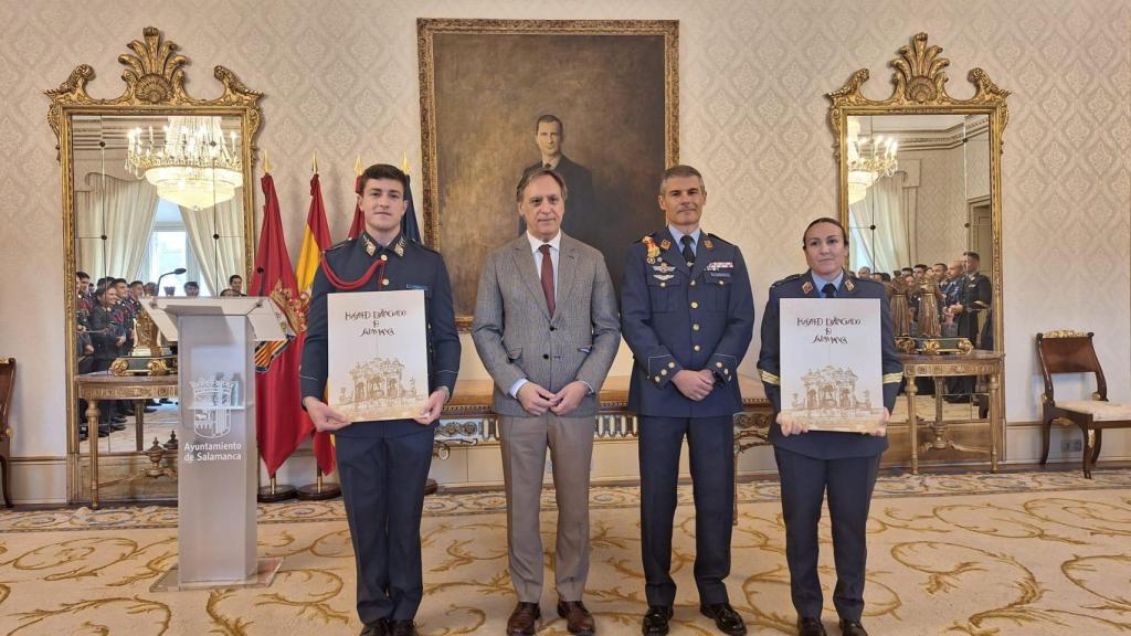 Fotografía con la distinción en el Ayuntamiento de Salamanca.