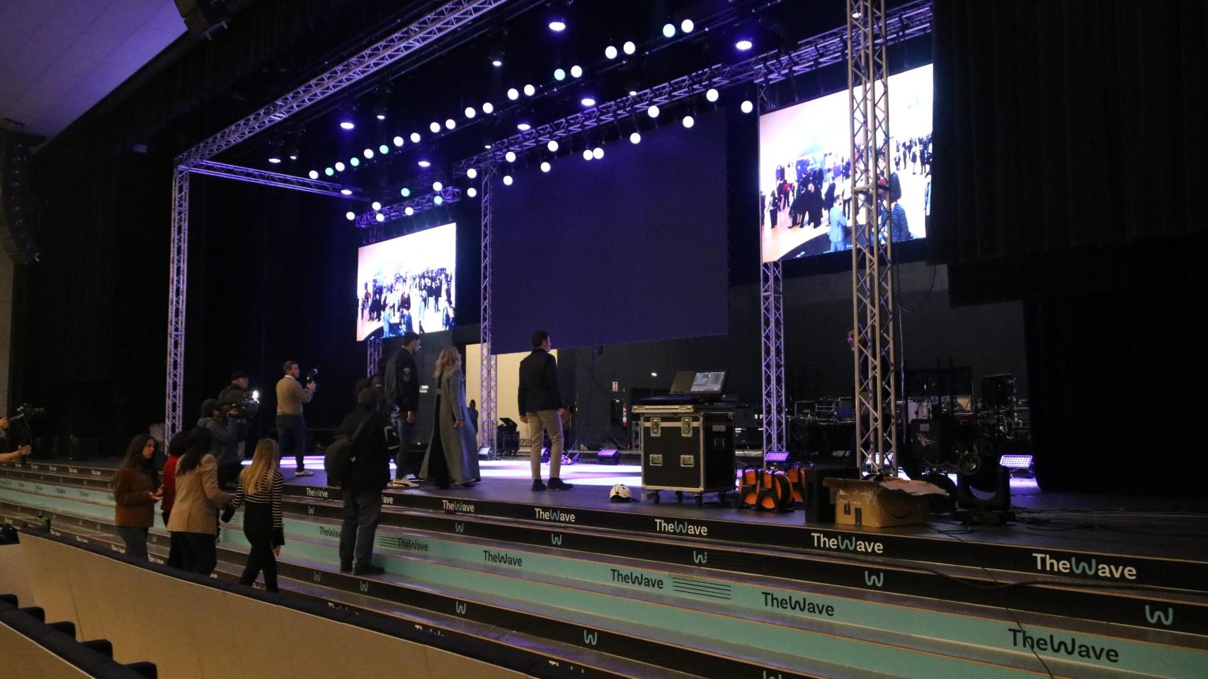 El Palacio de Congresos de Zaragoza, ultimando el montaje de 'The Wave'
