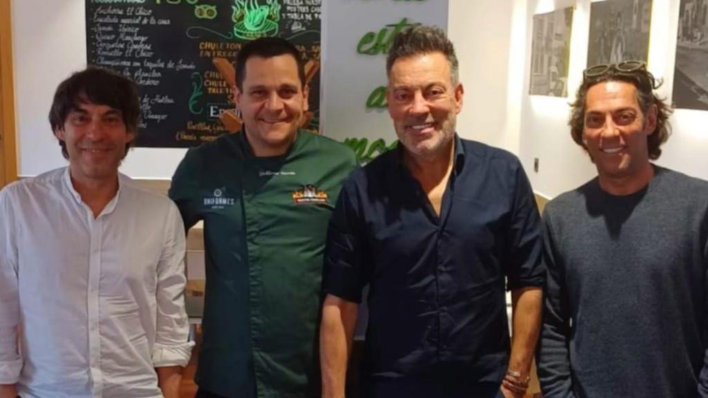 Los hermanos Manuel, Óscar y Raúl Quijano en el asador de Ciudad Real.