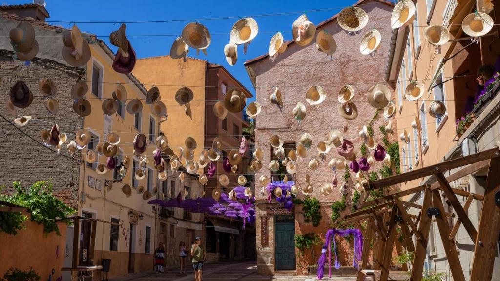 El pueblo de Brihuega durante el Festival de la Lavanda.