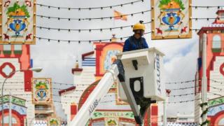 Un electricista comprobando el alumbrado en el Real de la Feria de Sevilla en 2025.