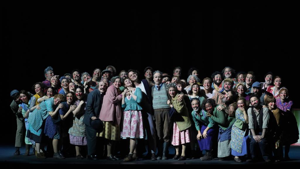 A moment from 'La novia Venida', with the whole list on stage. Photo: Javier from Real