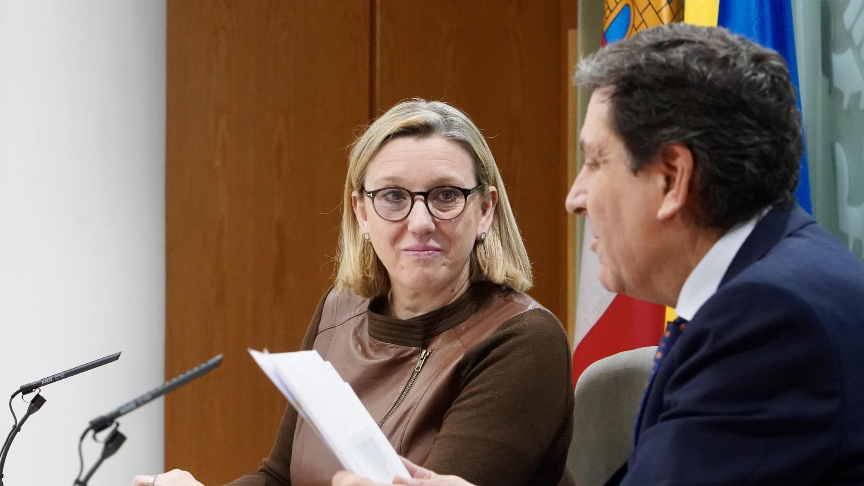El consejero de Economía y Hacienda y portavoz, Carlos Fernández Carriedo, y la vicepresidenta y titular de Familia e Igualdad de Oportunidades, Isabel Blanco, comparecen en rueda de prensa posterior al Consejo de Gobierno.