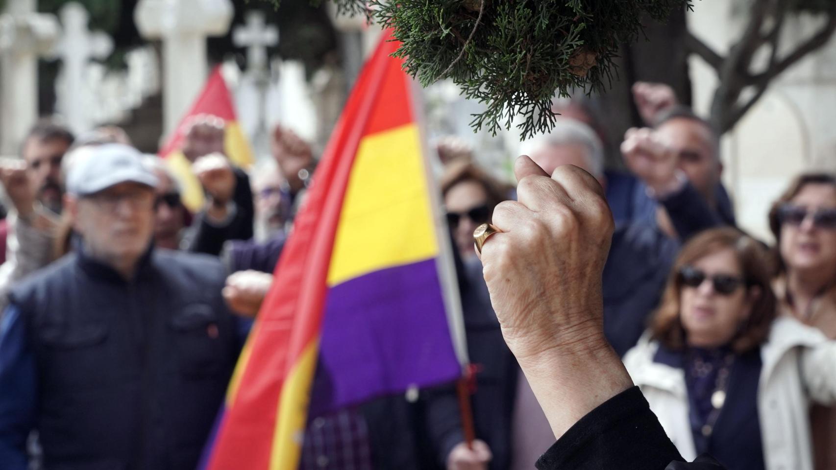 IU CyL reivindica la III República el 14-A