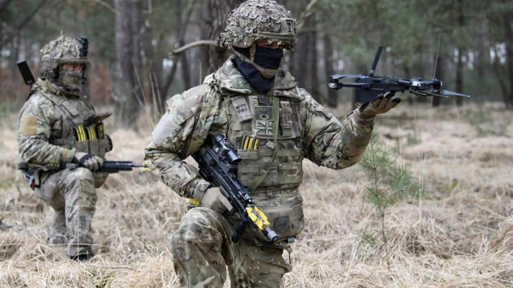 Soldados británicos prueban en Sennelager, Alemania, nuevas tácticas para integrar el uso de drones en operaciones acorazadas.