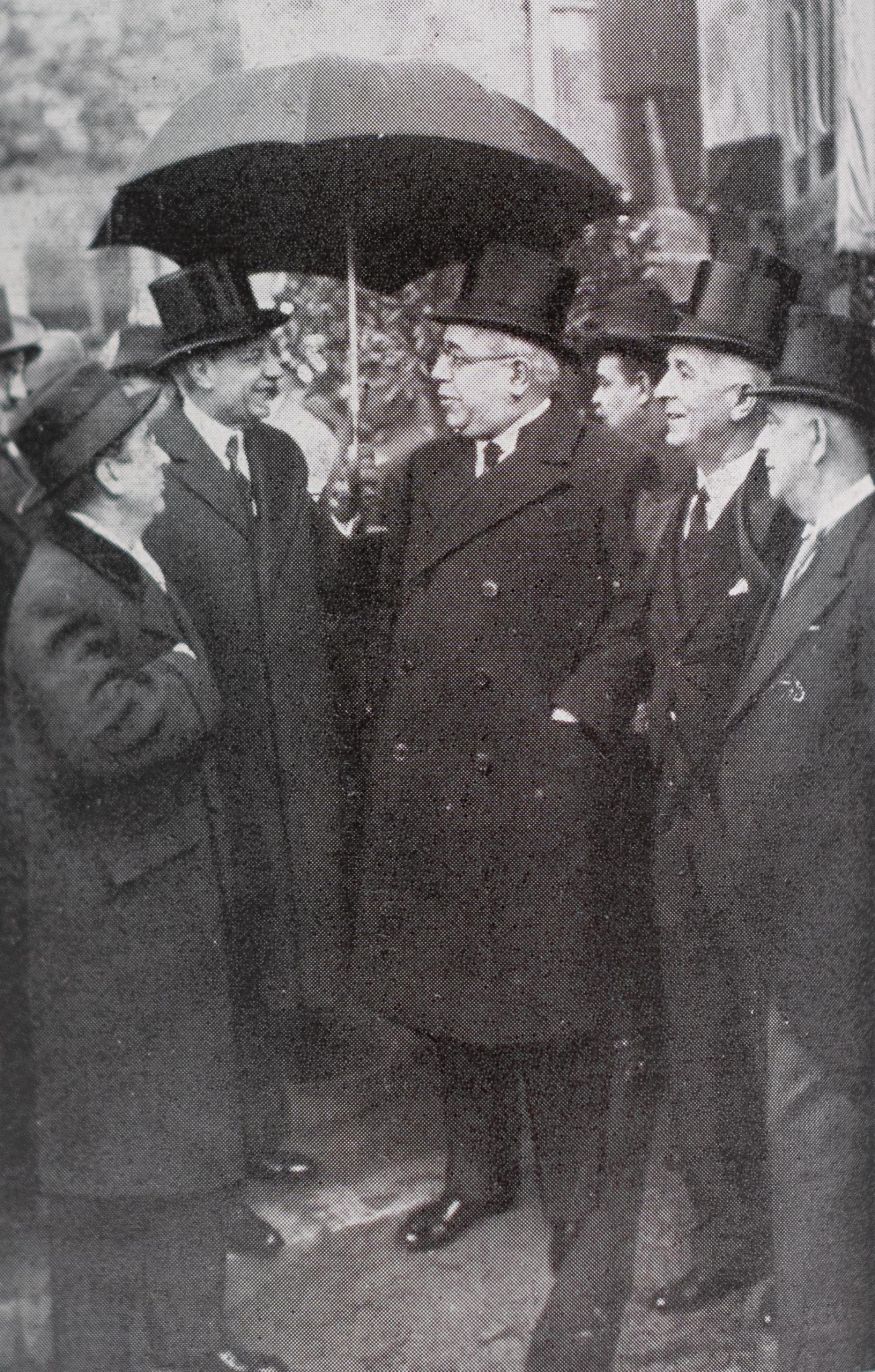 El embajador francés, Jean Herbette (i), cobija al presidente del Gobierno, Manuel Azaña (d) bajo su paraguas durante el desfile conmemorativo del día de la República, en 1936.