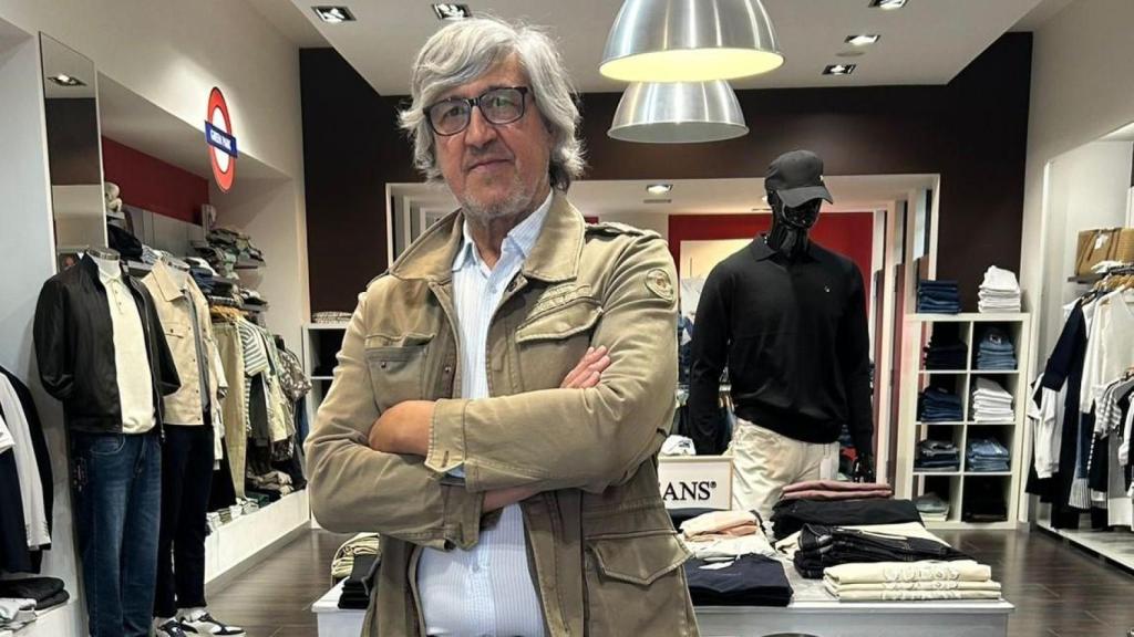 Carlos Pina en su tienda de ropa en Almansa (Albacete).