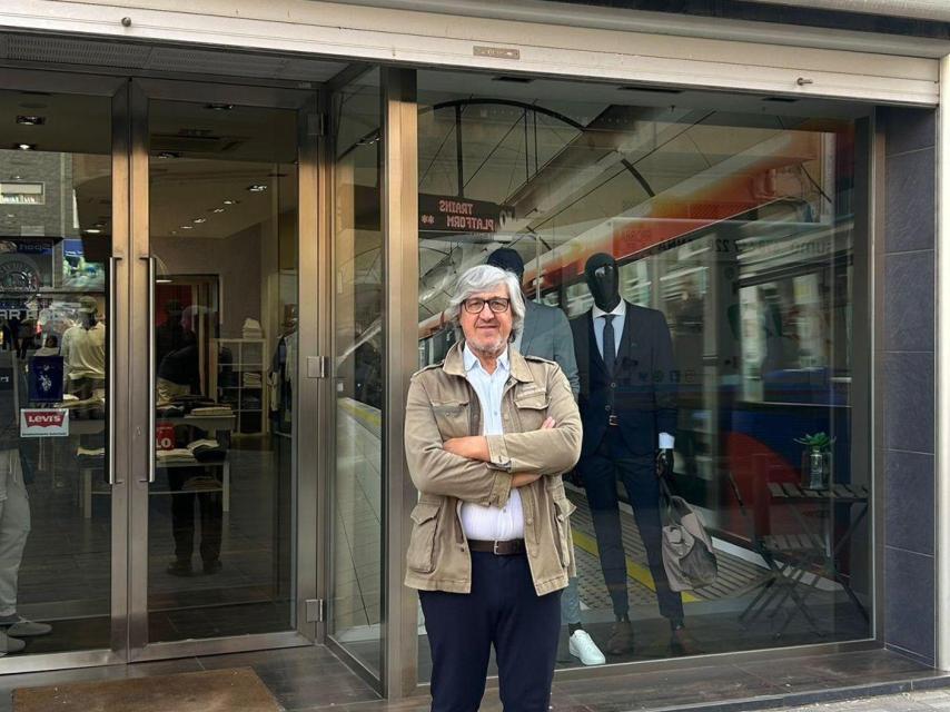 Carlos en el exterior de su tienda.
