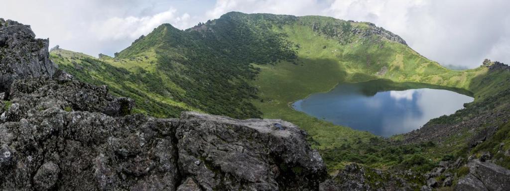El lago que contiene el elixir de la vida en la isla de Jeju, Corea del Sur.