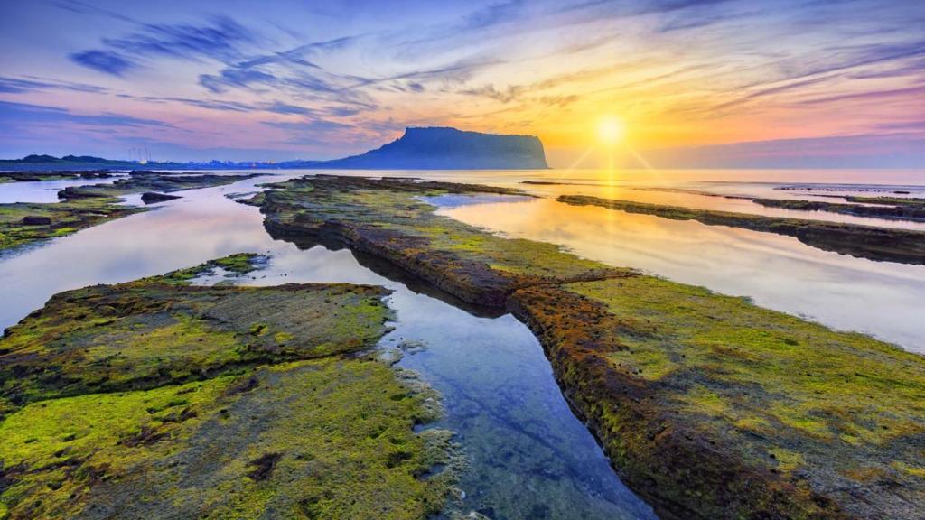 Amanecer en Seongsan Ilchulbong, isla de Jeju.