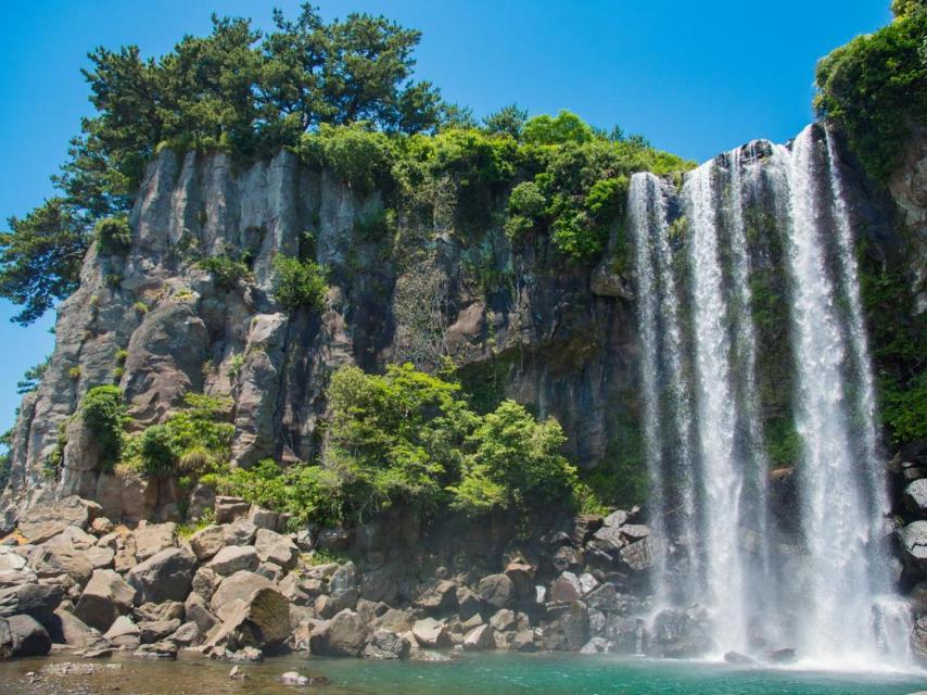 Cascadas directas al mar en la isla surcoreana de Jeju.