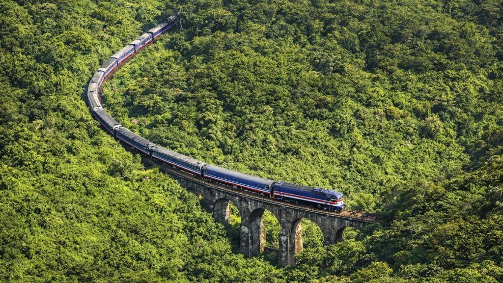 El viaje en tren atraviesa países como Vietnam o Malasia.