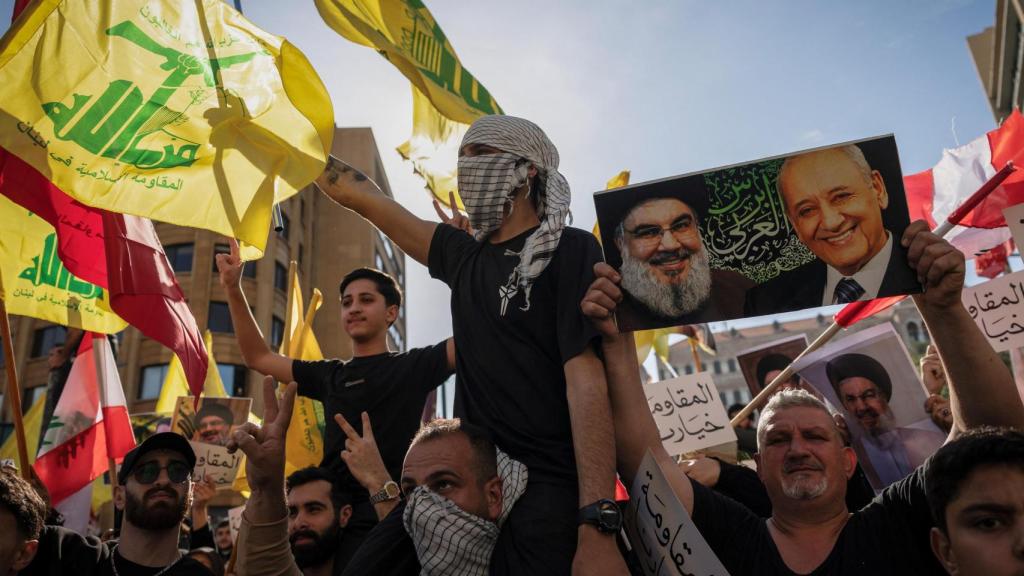 Manifestantes, incluyendo simpatizantes de Hezbolá, corean consignas durante una protesta contra las negociaciones directas entre Israel y el Líbano, en Beirut.