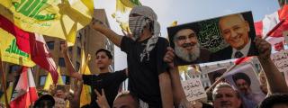 Manifestantes, incluyendo simpatizantes de Hezbolá, corean consignas durante una protesta contra las negociaciones directas entre Israel y el Líbano, en Beirut.