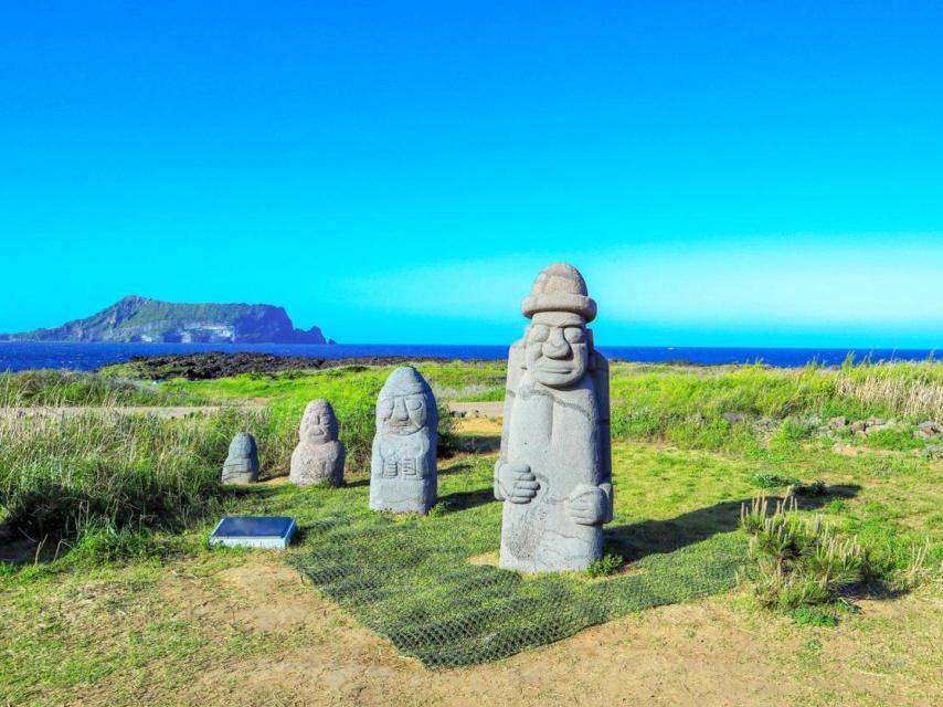 Las estatuas típicas de Jeju que representan a los ancianos.