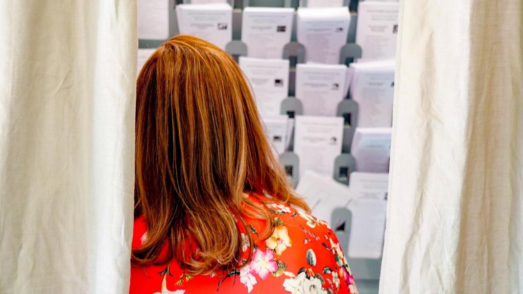 Papeletas en un colegio electoral de Málaga en las municipales de 2023