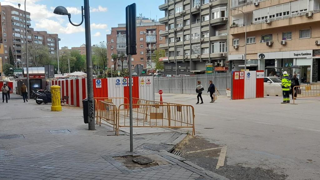 El quiosco (izquierda) en la calle cortada por las obras en una foto tomada esta semana.