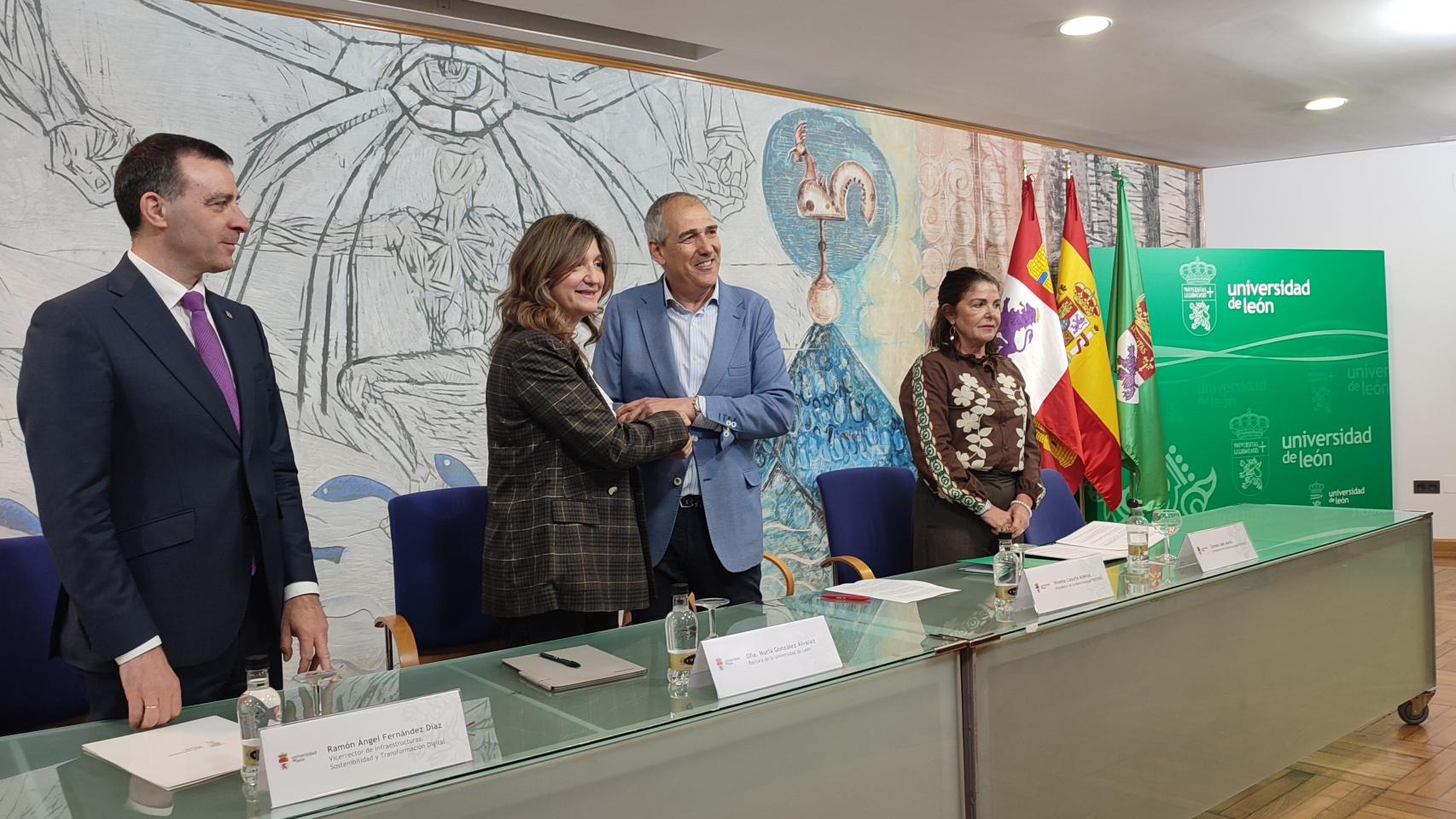. La rectora, Nuria González, y el presidente de la mancomunidad SERFUNLE, Vicente Canuria, han firmado un convenio