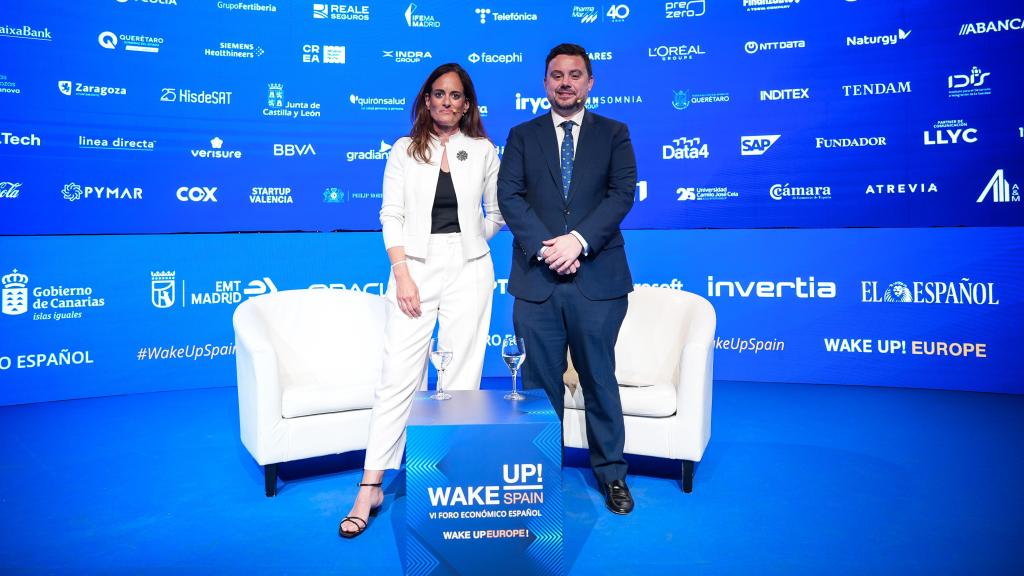 Ana Jaureguizar, directora General de la División de Productos de Gran Consumo en España y Portugal, junto a Arturo Criado, moderador de la conversación y subdirector de EL ESPAÑOL-Invertia.